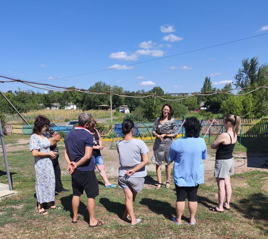 В соответствии с поручение Главы Донецкой народной Республики Дениса Пушилина заведующий Новоселовский территориальным отделом провела встречу с жителями села Каменка