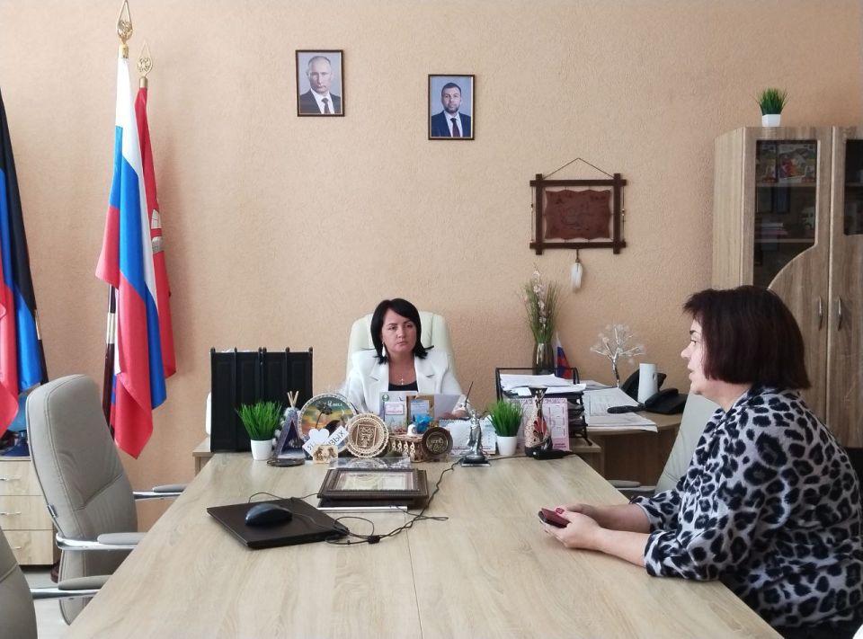Сегодня, 14 августа, заместитель главы администрации Волновахского муниципального округа по социальным вопросам Снисаренко Елена Сергеевна провела прием граждан