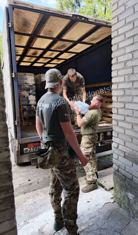 Алексей Кулемзин: В период трудностей с водоснабжением жители Донбасса снова показали своё единство: активисты Народного фронта доставили 6 тонн питьевой воды в Кировский район