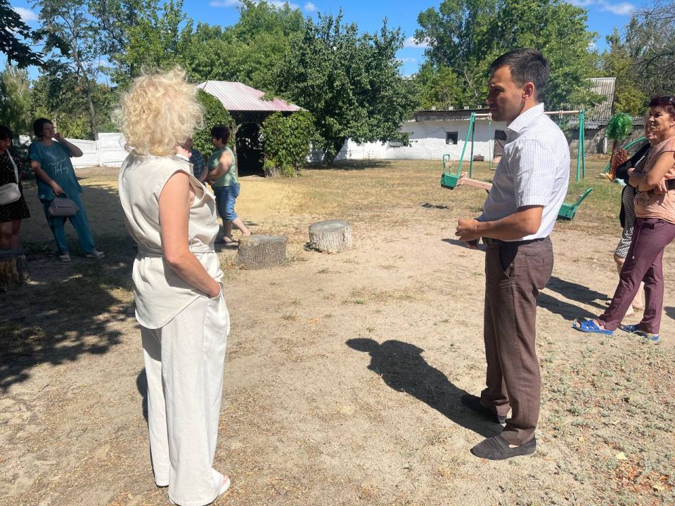 Депутат Денис Машков в соответствии с поручением Главы ДНР Дениса Пушилина вместе с главой пгт Мирное Светланой Тимашевой провел встречу с коллективом детского сада пгт Мирное Тельмановского муниципального округа