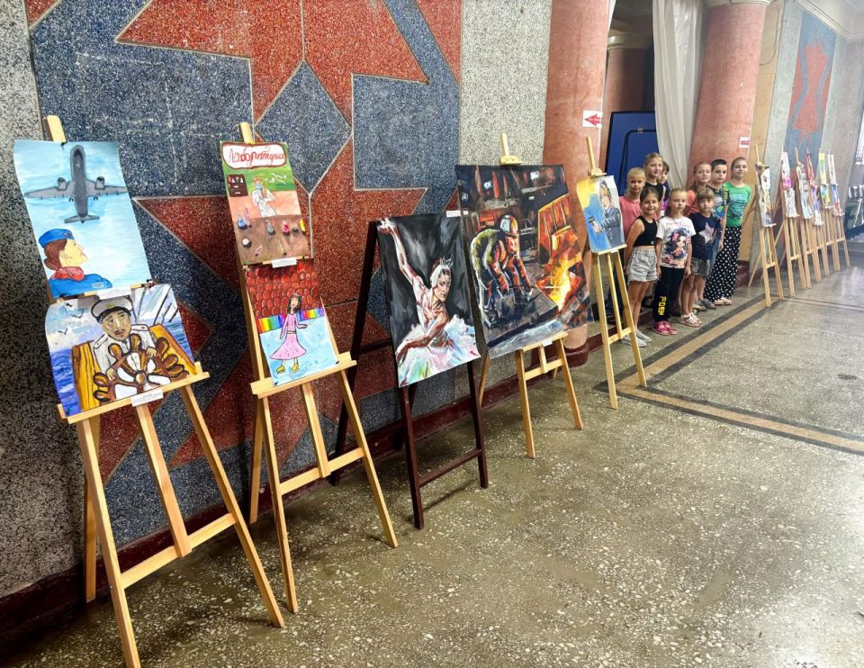 Выставка рисунков "Все профессии важны"