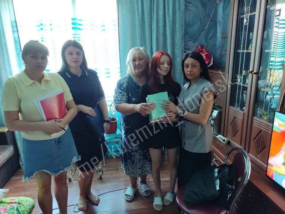 Сегодня сотрудники отдела опеки и попечительства № 8 администрации городского округа Донецк совместно с УМВД России «Донецкое» и отделом по работе с семьей и детьми филиала № 6 «Республиканский центр по предоставлению мер...