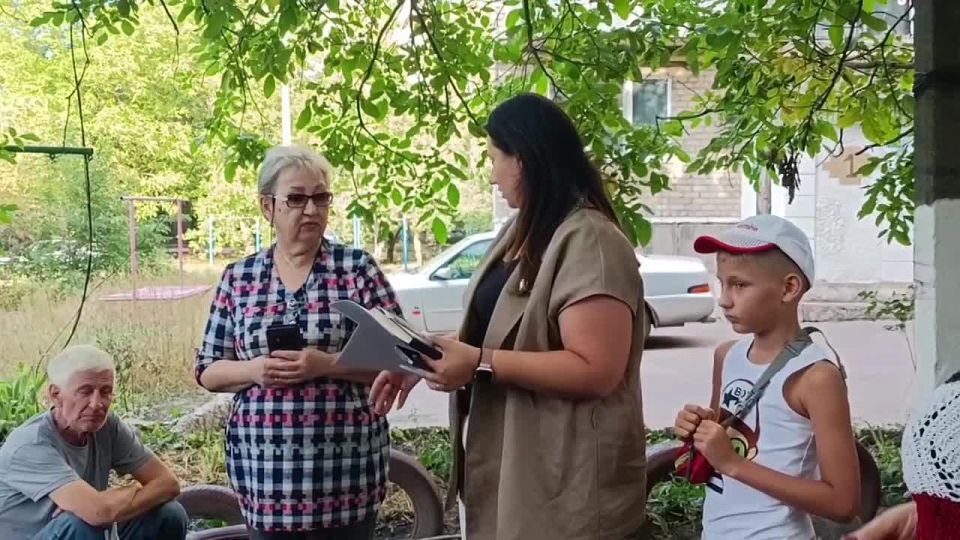 Анна Кондрыкинская: Вчера вместе с нашей небольшой, но сплочённой командой волонтёров партии «Единая Россия» развезли питьевую бутылированную воду тем, кто в ней нуждается