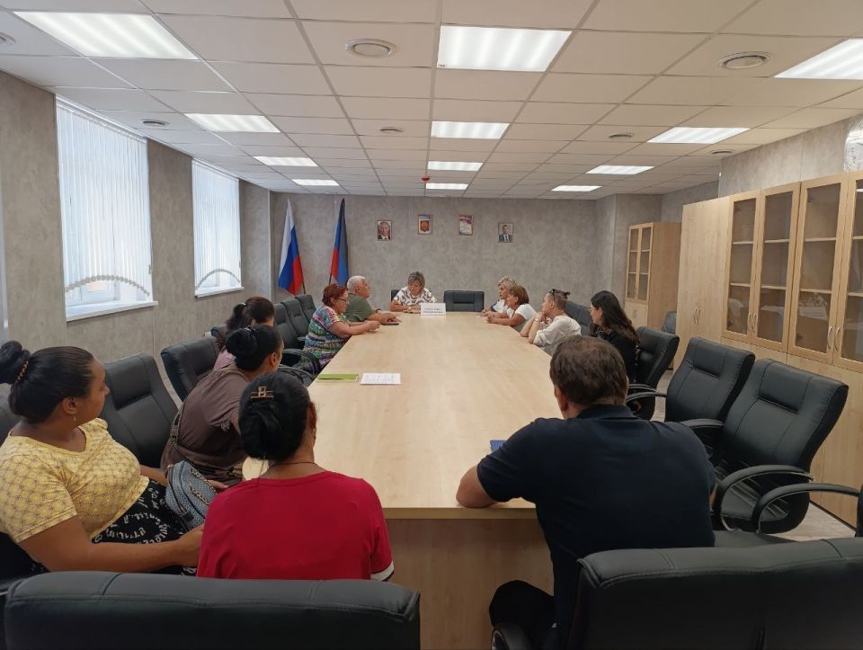 Заместитель руководителя управы Жовтневого внутригородского района города Мариуполь Ирина Кондратенко провела встречу с жителями, на которой обсудили актуальный вопрос переоформления абонентских номеров компании «Феникс»...