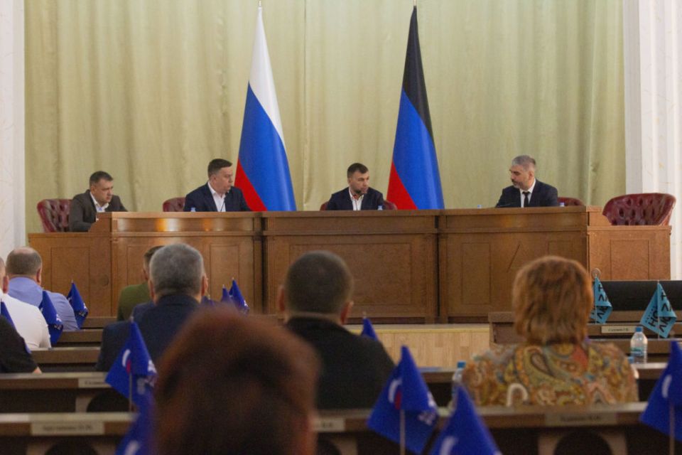 Денис Пушилин провел совещание с депутатами Народного Совета ДНР