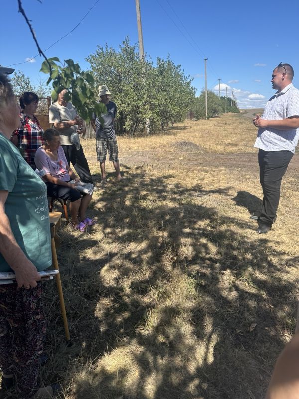 На встрече с населением в с. Червоносельское Металлистовского территориального отдела обсудили вопросы благоустройства дорог, отлова бродячих собак и правила соблюдения пожарной безопасности
