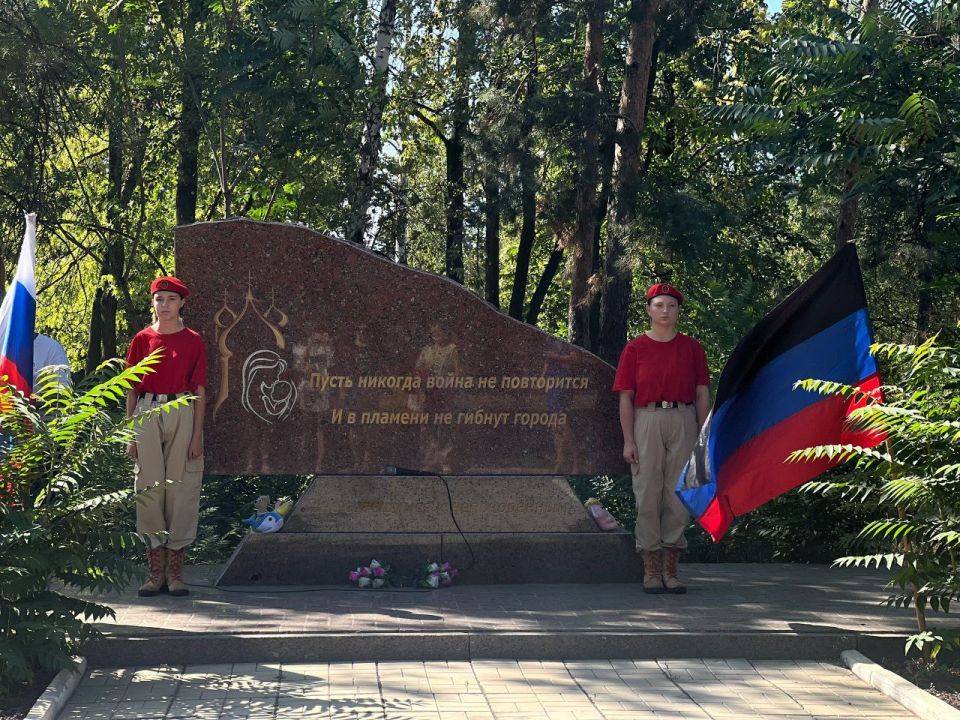 15 августа 2025 года юнармейцы ВПК «Пересвет» заступили на Пост № 1 и приняли участие в памятном мероприятии, посвящённом одиннадцатой годовщине первого обстрела города Ждановка украинскими силовиками