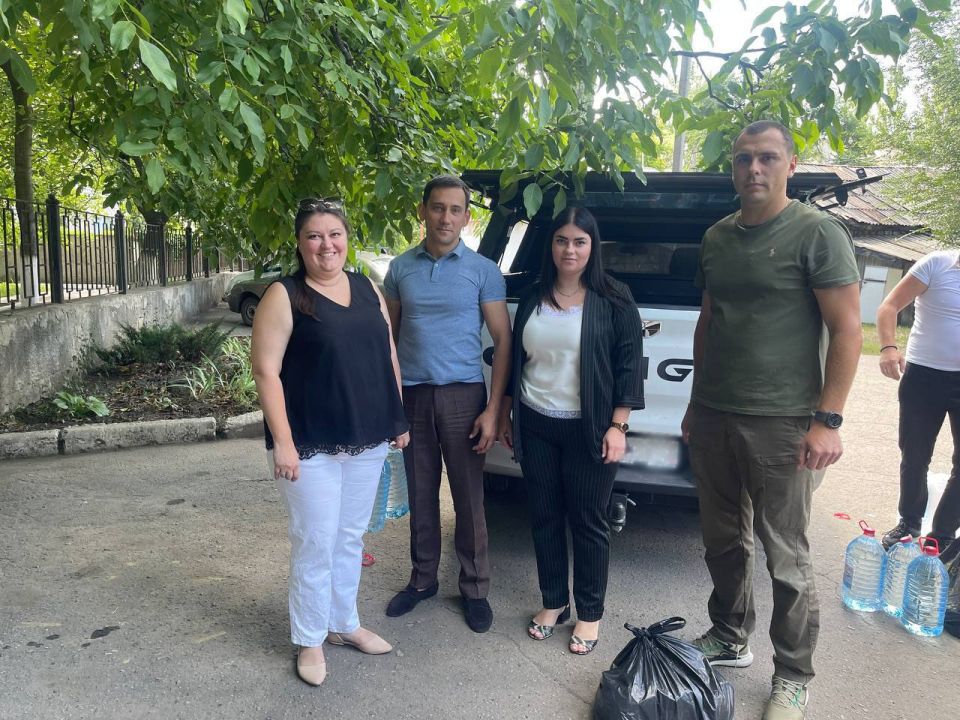 Депутаты Народного Совета Марина Каплянок, Евгений Белашев, Денис Островский и Денис Машков при поддержке сенатора РФ Александра Волошина доставили продуктовые наборы, питьевую воду и наборы бытовой химии жителям...