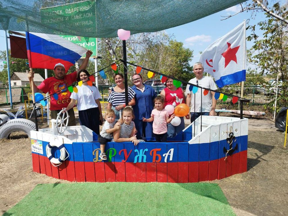 Сегодня, 17 августа, на площадке "Детская радость" им. Зайцева в г. Моспино прошло праздничное мероприятие "Кораблик дружбы", в котором приняли участие представители АНО "Ресурсный центр" НКО ДНР, Моспинского...