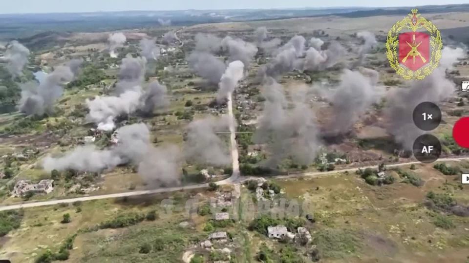 Бойцы 7 бригады 3 армии устанавливают флаги над Серебрянкой на Северском направлении