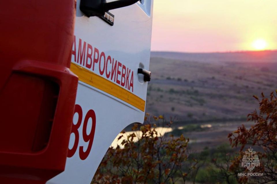 В фокусе пресс-службы МЧС ДНР оказались рабочие моменты по тушению пожара на Синей горе в Амвросиевском районе