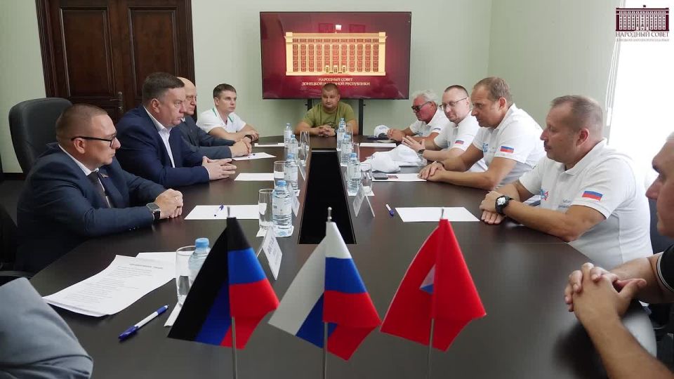 Председатель Народного Совета ДНР Константин Кузьмин вместе с вице-спикером парламента Андреем Крамаром и депутатами фракции ЛДПР в Народном Совете ДНР встретились с активистами Севастопольского городского отделения ЛДПР