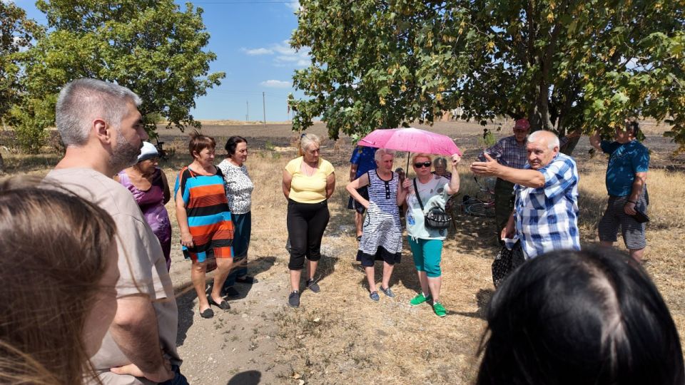 Заместитель Председателя Народного Совета ДНР Алексей Дорофеев фракция («Новые люди») совместно с депутатами из молодежного парламента помогли жителям Амвросиевского района пройти верификацию сим-карты мобильного оператора...