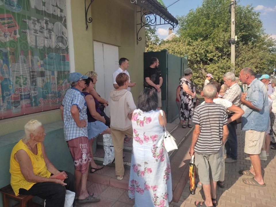 Сегодня, 18 августа, заместитель председателя Народного Совета Донецкой Народной Республики Николай Сытов и спикер-активист Светлана Пархоменко провели встречу с жителями пгт Землянки по ул. Шевченко, 164