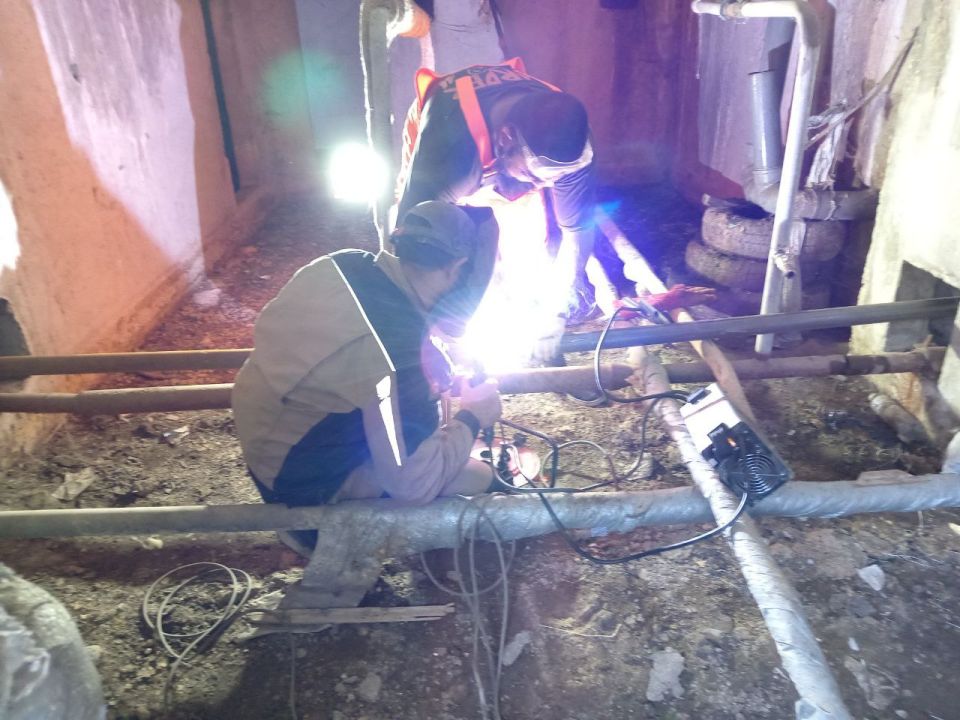 Сегодня, 18.08.2025 года, силами сотрудников жилищно-коммунальных предприятий Пролетарского внутригородского района г. Донецка были выполнены следующие работы: