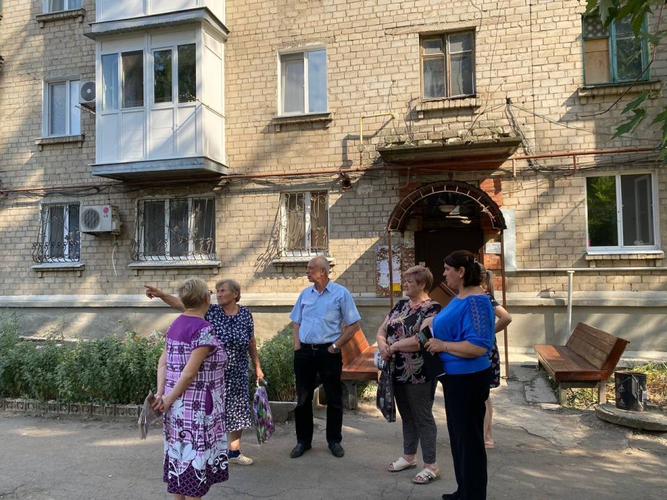 Сегодня заместитель главы Администрации муниципального образования Владимир Панченко провел встречу с жителями по адресу пер