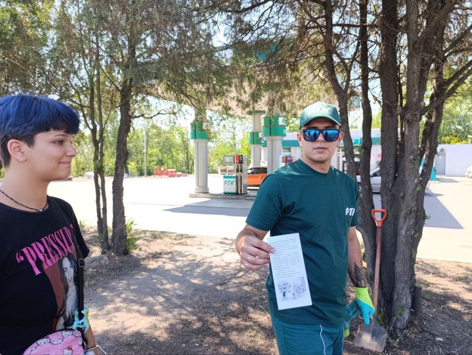 Александр Качанов: Стоп-вандализм. В Докучаевске на детской площадке прошел субботник и раздача брошюр об уголовной ответственности за подростковый вандализм