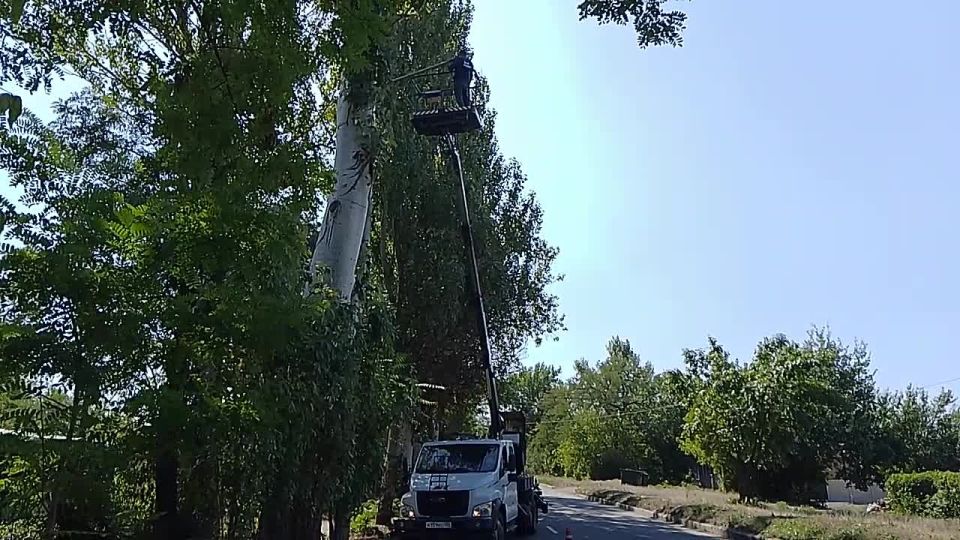 18 августа, с целью обеспечения безопасности движения пешеходов и автотранспорта в темное время суток силами МУП АГМ «Перспектива» продолжаются работы по ремонту наружного освещения по улице Кирова в жилом массиве...