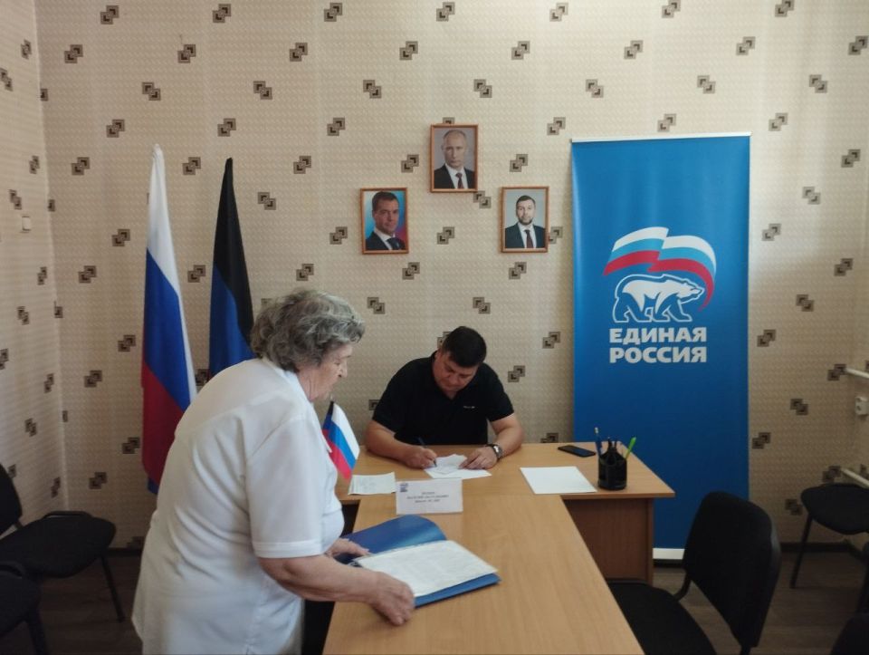 18 августа, депутат Народного Совета Донецкой Народной Республики Василий Перцев провел приём граждан в общественной приемной «Единой России» Центрально-Городского внутригородского района городского округа Макеевка