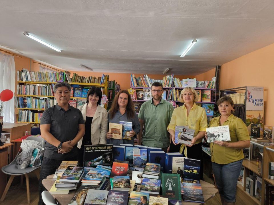 Александр Качанов: Якутия передала партию книг для школьников Докучаевска