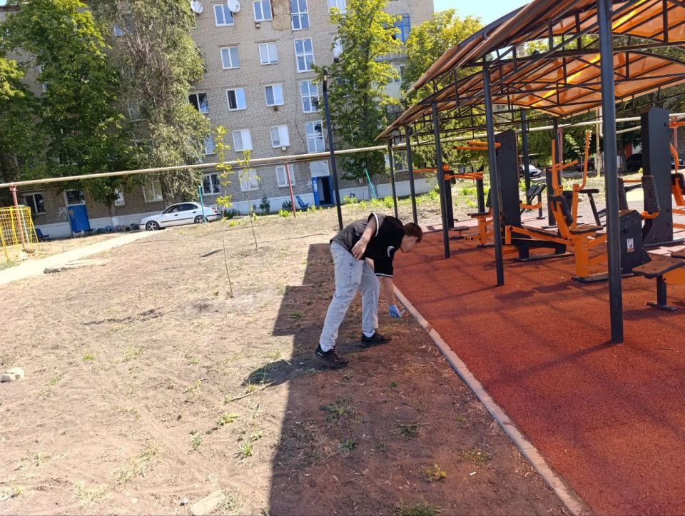 Стоп-вандализм. В Докучаевске на детской площадке прошел субботник и раздача брошюр об уголовной ответственности за подростковый вандализм