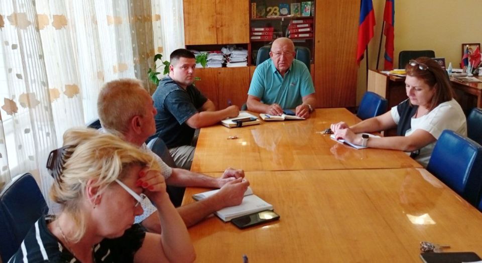 Наталья Бегуненко: Первый заместитель руководителя Управы Петровского внутригородского района Администрации городского округа Донецк Плахутин Юрий Иванович провел рабочее совещание с сотрудниками отдела благоустройства и...