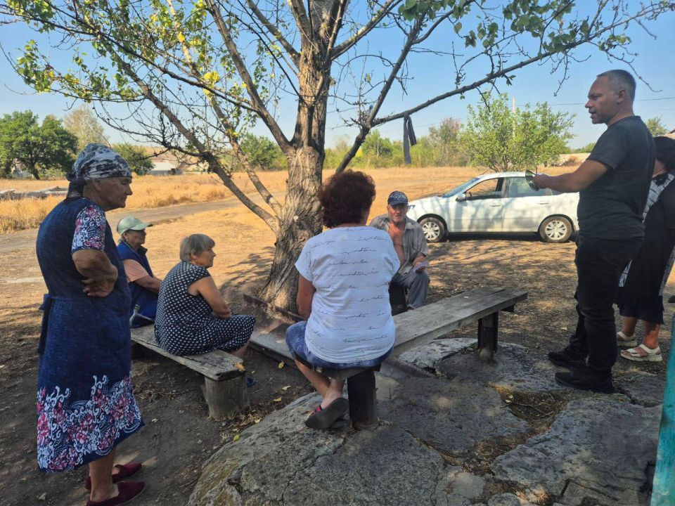 Сегодня начальник Зуевского территориального отдела администрации муниципального образования Алексей Марюхнич провел встречу с гражданами в пгт Шахтное на улице Щорса
