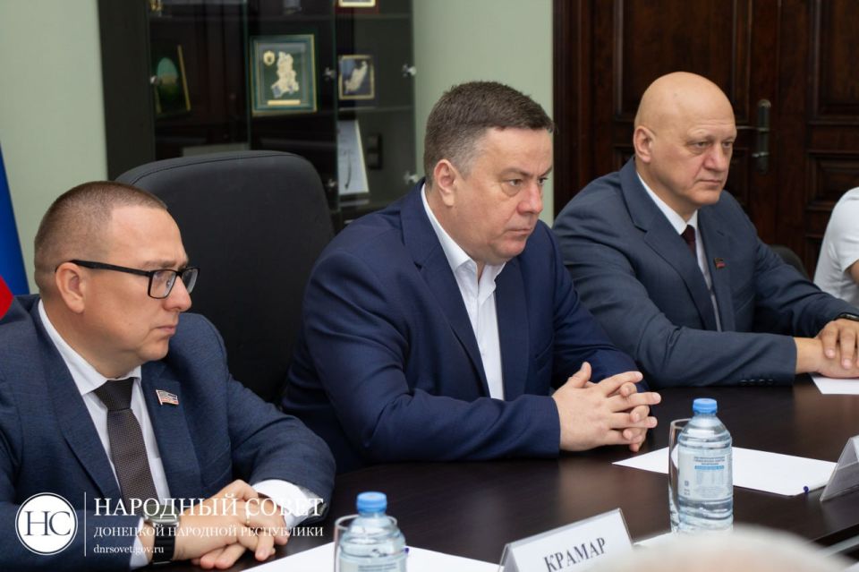 Константин Кузьмин: Вместе с заместителем Председателя Народного Совета ДНР Андреем Крамаром и депутатами фракции ЛДПР провели встречу с делегацией Севастопольского городского отделения ЛДПР