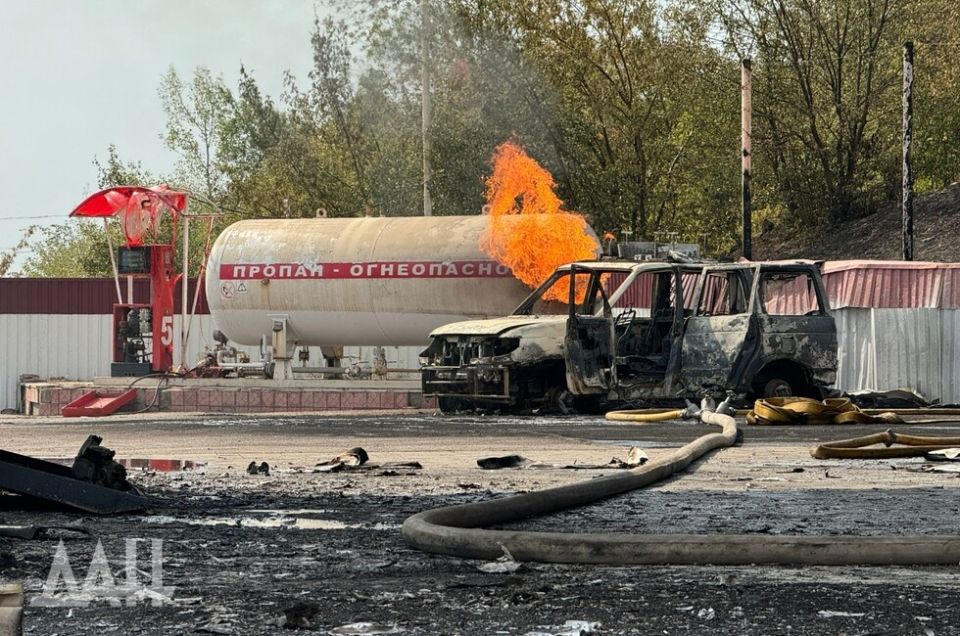 ФОТО: Последствия атаки вражеского дрона по автозаправке в Енакиево