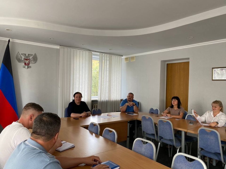 Виктория Жукова: Сегодня, 18 августа, провела заседание штаба с главврачом ГБУ ДНР «ЦГБ г. Харцызска» Андреем Медведевым, депутатом Народного Совета ДНР Максимом Королюком, депутатом городского совета Людмилой Жидких и...