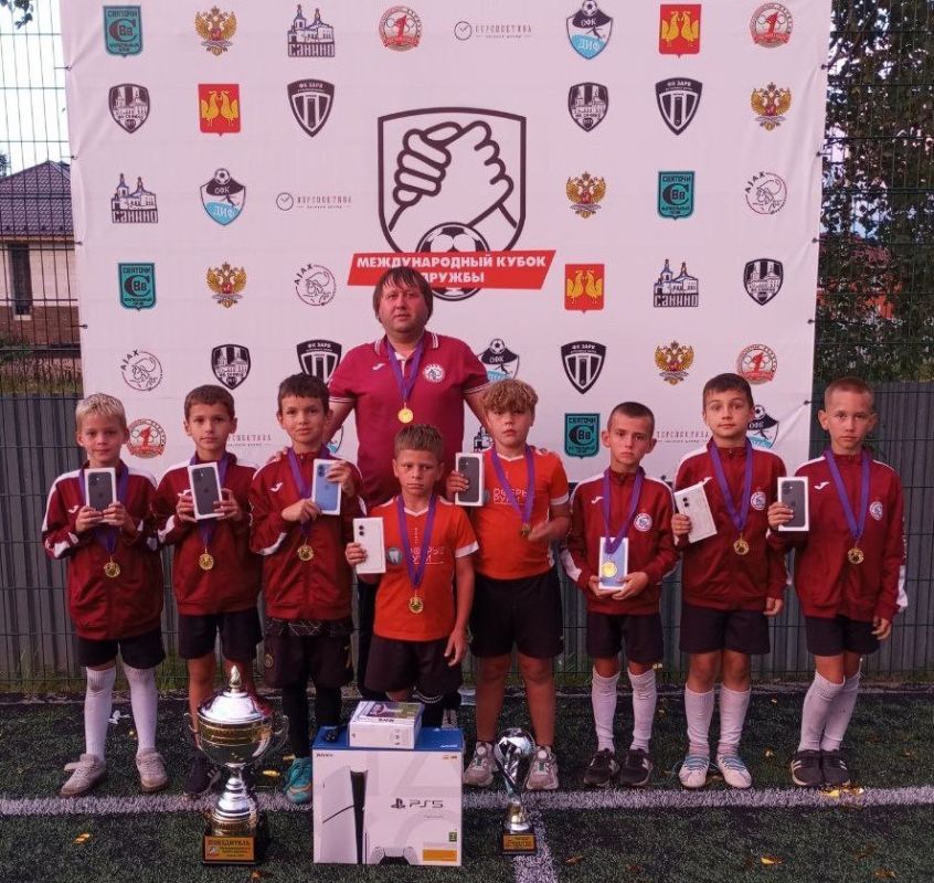 Юрий Мартынов: Футбольная команда «Лидер-Аякс» из Шахтерска одержала блестящую победу на Международном Кубке Дружбы 2025 по футболу 5х5, который прошел в Владимирской области