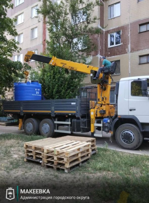 В Макеевке продолжаются работы по установке ёмкостей для разбора воды