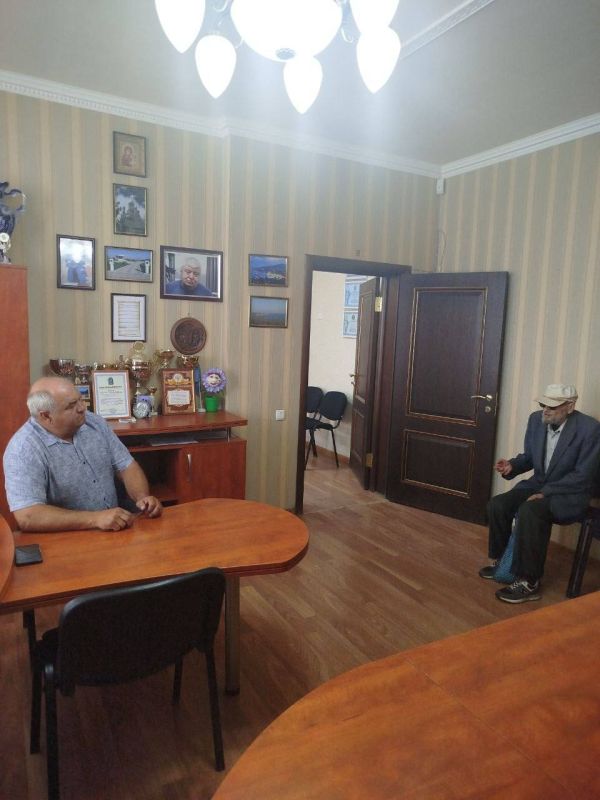 Начальник Ялтинского территориального отдела Администрации Мангушского муниципального округа Спахи Сергей Леонидович провел встречу с жителями пгт Ялта