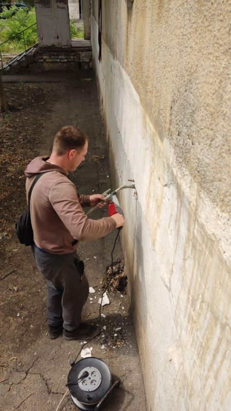 Специалисты Магаданской области продолжают выводить краны с водой в домах Ждановки