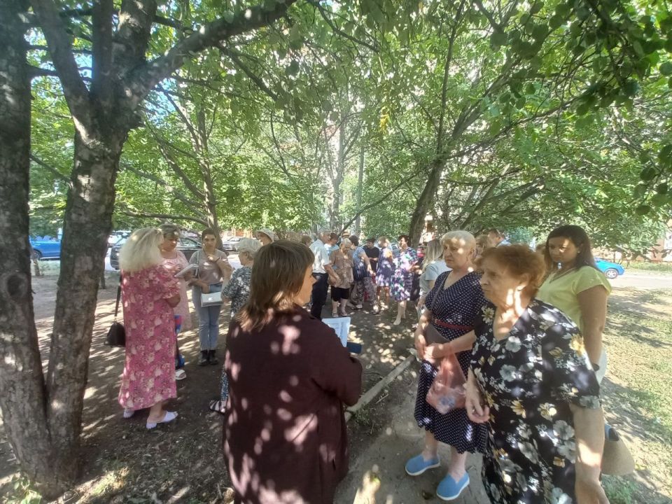 Сегодня на улице Раздольной состоялась встреча жителей с управляющим делами Управы Пролетарского внутригородского района Администрации г.о. Донецк Натальей Хмелевой