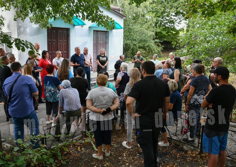 Провел встречу с жителями Кировского района