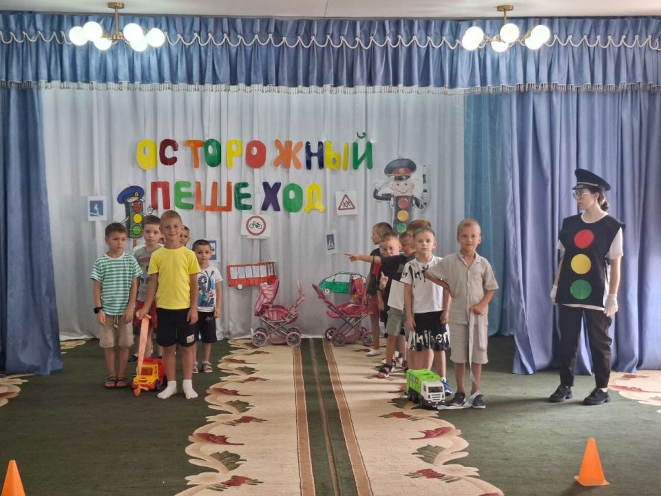 В ГКДОУ "ДЕТСКИЙ САД № 186 Г.О. МАКЕЕВКА" ДНР, с целью реализации проекта "Безопасные дороги", проведено мероприятие по Правилам дорожного движения "Весёлый Светофорик»