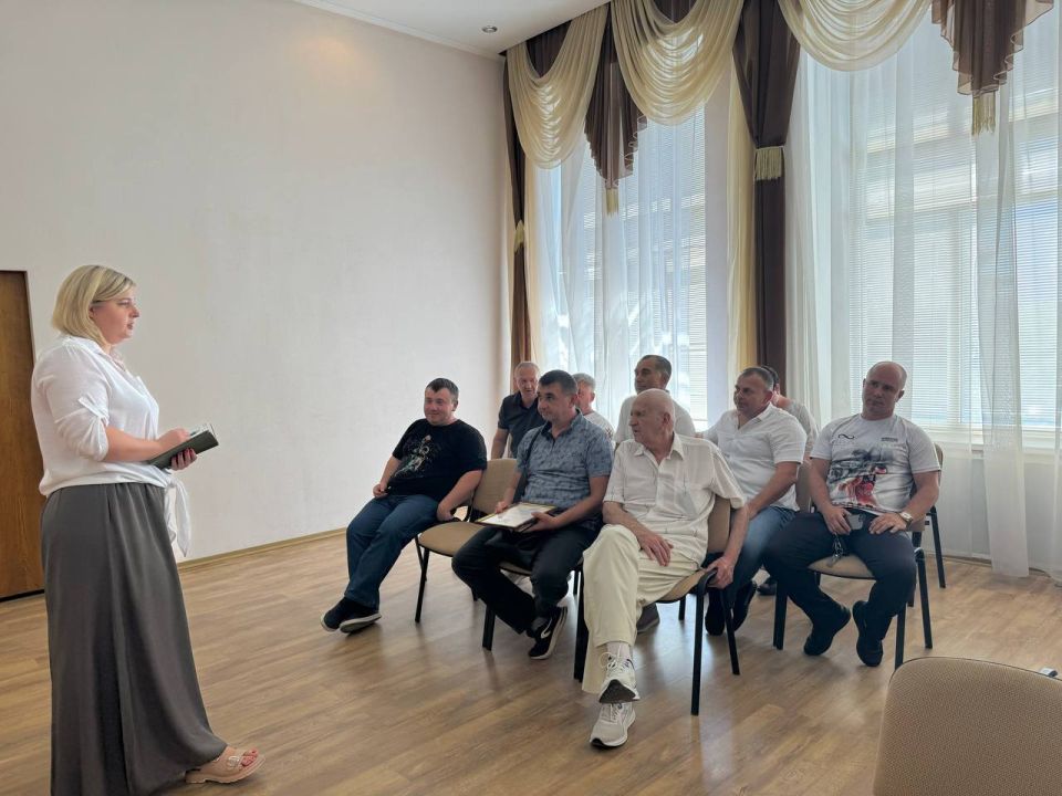 Встреча с работниками спортивной сферы в Тельмановском муниципальном округе в пгт Тельманово