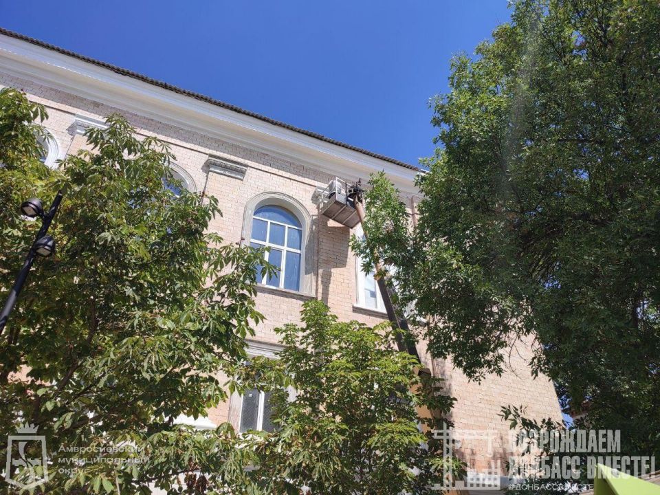 Игорь Лызов: В Амвросиевском индустриальном колледже продолжаются работы по ремонту фасада здания