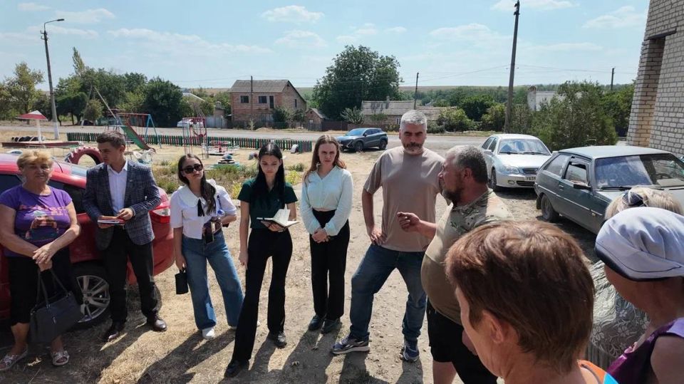 Выходные с пользой. Командой комитета по защите и соблюдению прав и интересов молодежи МП ДНР посетили Амвросиевский район Совместно с заместителем председателя Народного Совета ДНР Алексеем Дорофеевым провели сход граждан...