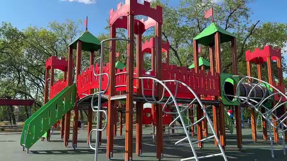 Глава ДНР Денис Пушилин сообщил, что по федеральной программе «Комплексное развитие сельских территорий» в селах Старченково и Тополиное Володарского района открыли современные детские площадки