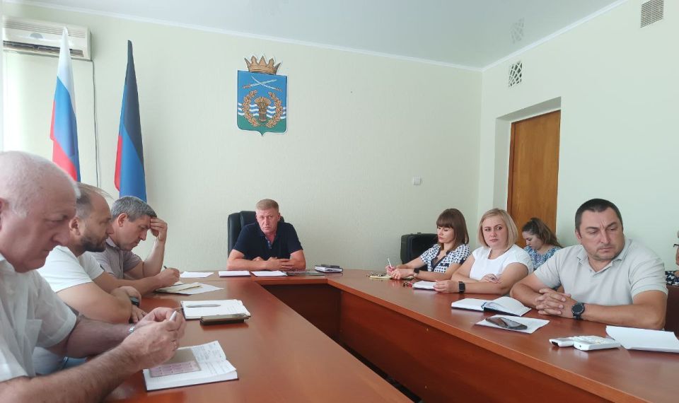 Сергей Юзвинкевич: Сегодня провёл расширенное аппаратное совещание с начальниками отделов и структурных подразделений Администрации Володарского МО, руководителями предприятий, территориальных подразделений министерств и...