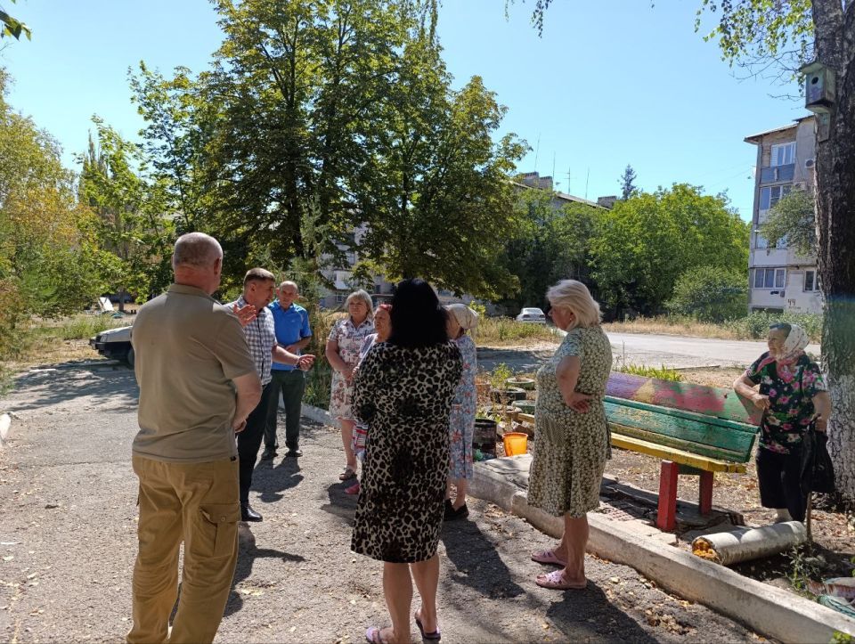 Заместитель главы администрации Амвросиевского муниципального округа Дмитрий Кудрявцев встретился с жителями Амвросиевки по улице Кутузова