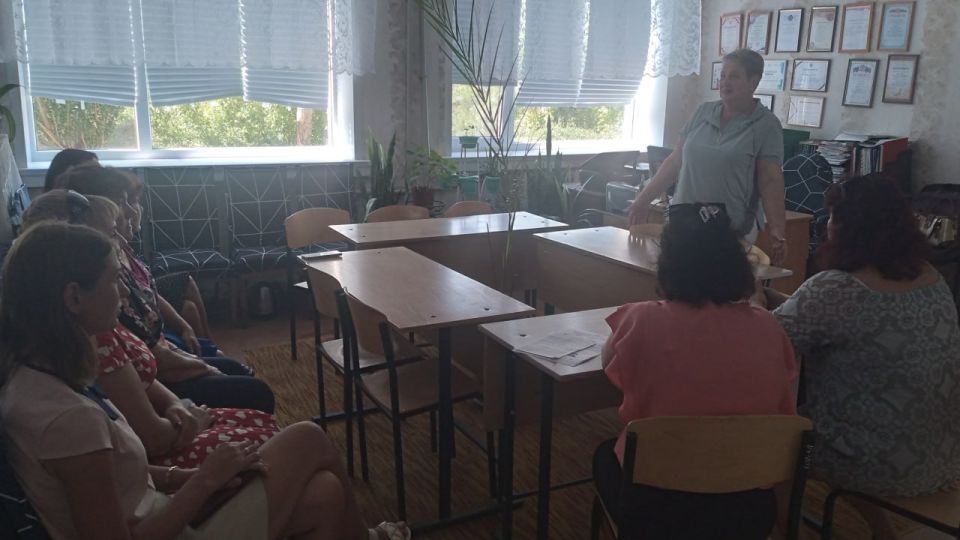 19 августа 2025 года, заведующий Рассыпнянским территориальным сектором Александра Кендысь провела встречу с трудовым коллективом ГБОУ «Школа № 24 г.о. Торез»