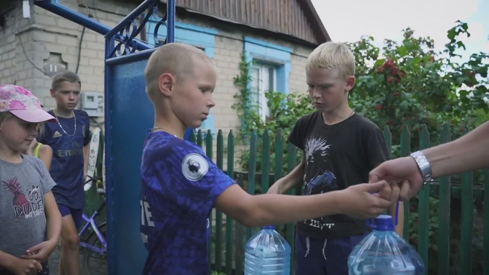 Поддержать и пообщаться: добровольцы доставили питьевую воду жителям Горняка и Галицыновки