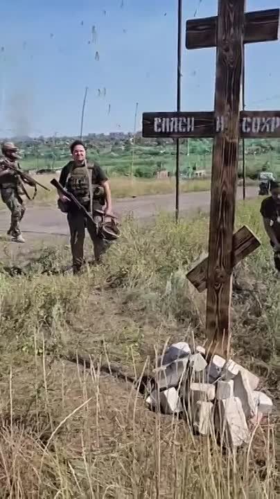 Установка поклонного креста на выезде из Бахмута в сторону Часов Яра силами бойцов миномётной батареи бригады "Святого Георгия" Союза добровольцев Донбасса совместно с полит