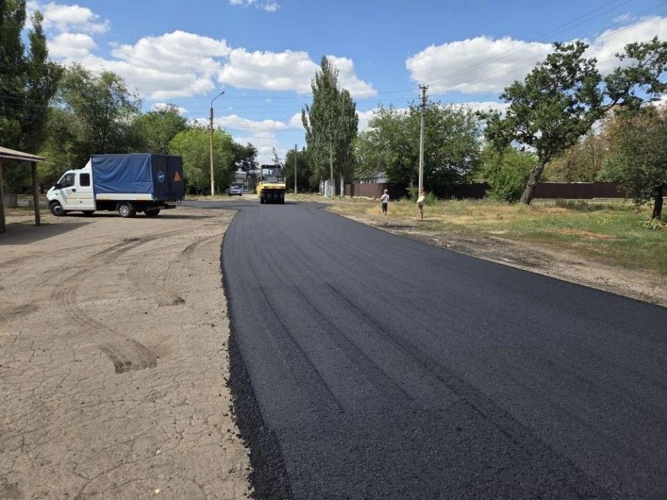 Нижегородские специалисты ремонтируют дорогу в Демьяновке Мангушского округа
