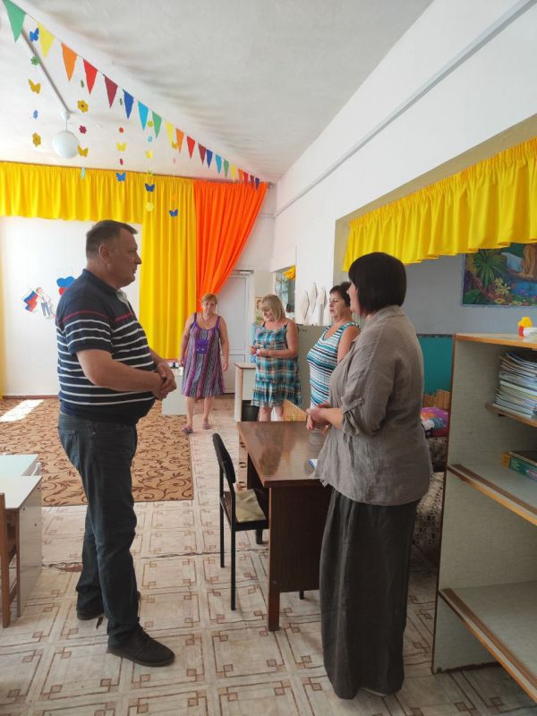 Первый заместитель главы администрации Амвросиевского муниципального округа Борис Бутко встретился с трудовым коллективом Успенского детского сада