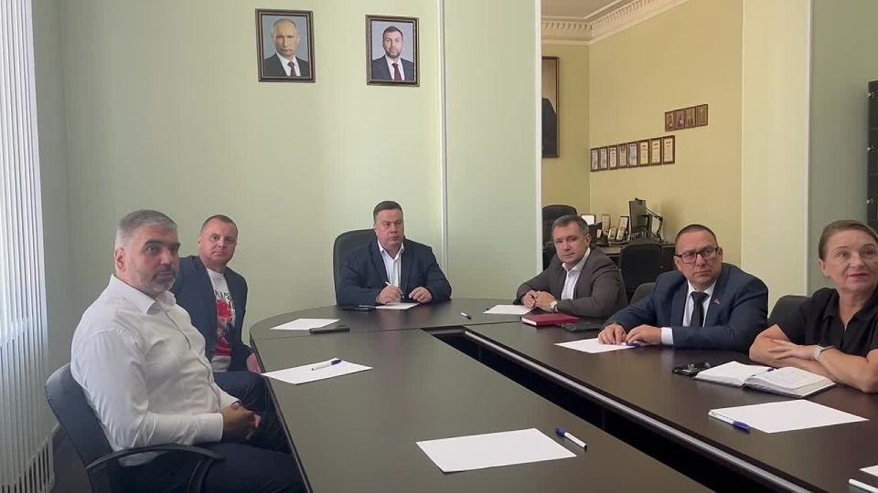 Константин Кузьмин: Вместе с коллегами подключились к прямой линии Главы ДНР Дениса Владимировича Пушилина