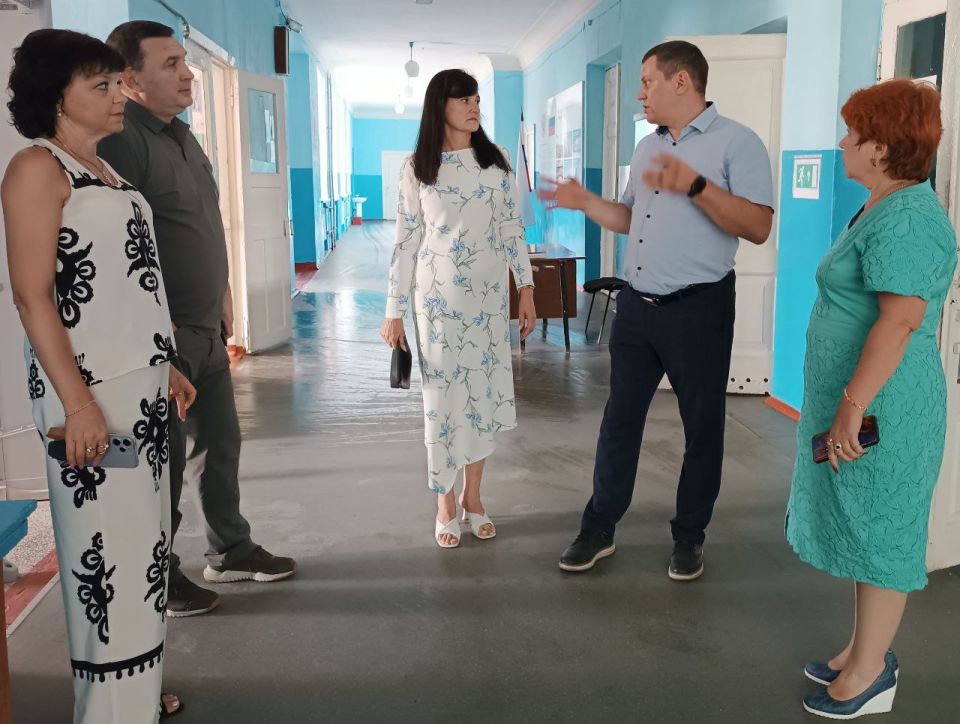 Игорь Лызов: Министр образования ДНР Олег Трофимов с рабочим визитом посетил Амвросиевский муниципальный округ